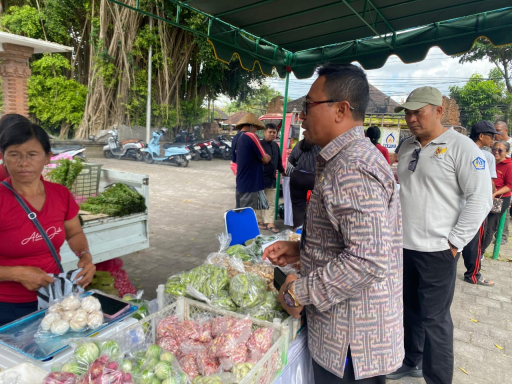 Pelaksanaan Pasar Murah yang Diadakan Oleh Dinas Koperasi, UKM dan Perdagangan Kabupaten Badung di Desa Dalung Kecamatan Kuta Utara
